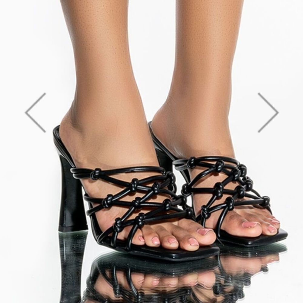 AZALEA WANG Black chunky Heel